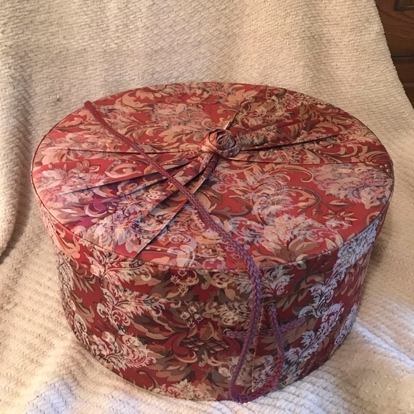 Three (3) Vintage hats and hatbox. - Picture 2 of 7